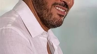 صورة لكاظم الساهر يفترش أرض المطار تهز مواقع التواصل!
